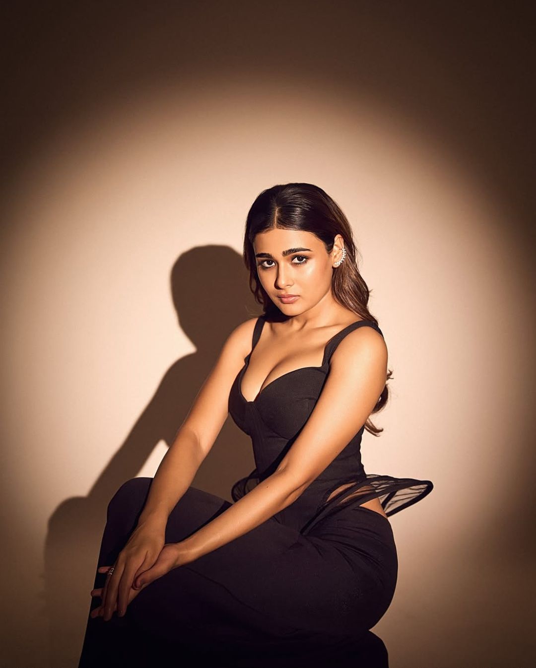 Shalini Pandey: బ్లాక్ డ్రెస్‌లో ‘అర్జున్ రెడ్డి’ బ్యూటీ.. ప్రీతి చూపుకు పడిపోక తప్పదు.!
