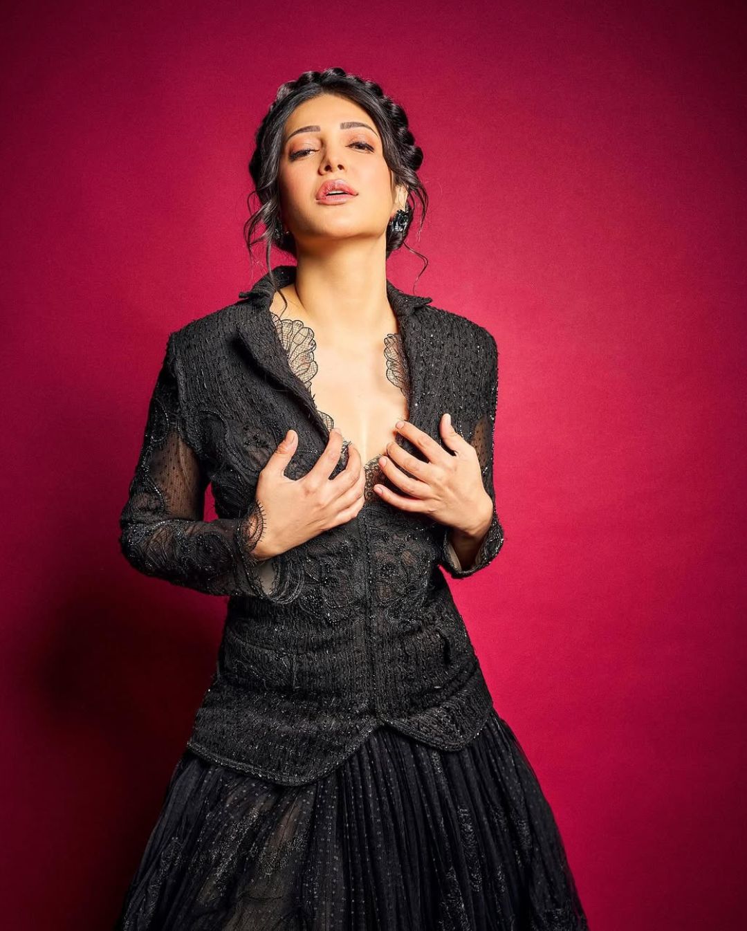 Shruti Haasan: బ్లాక్ డ్రెస్‌లో శృతి.. చిన్న పిల్లలా రెడీ అయ్యి ఫోటోలు