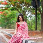 Jabardast Varsha: రోడ్డు పక్కన ఈ ఫోజులేంటి వర్ష.. ఇమ్ము చూస్తే పరిస్థితేంటి..?