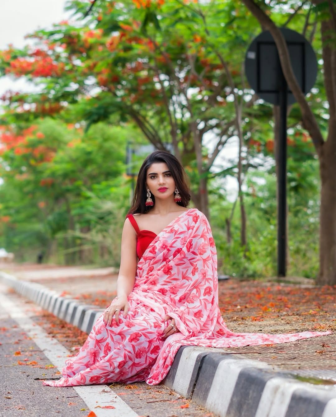 Jabardast Varsha: రోడ్డు పక్కన ఈ ఫోజులేంటి వర్ష.. ఇమ్ము చూస్తే పరిస్థితేంటి..?