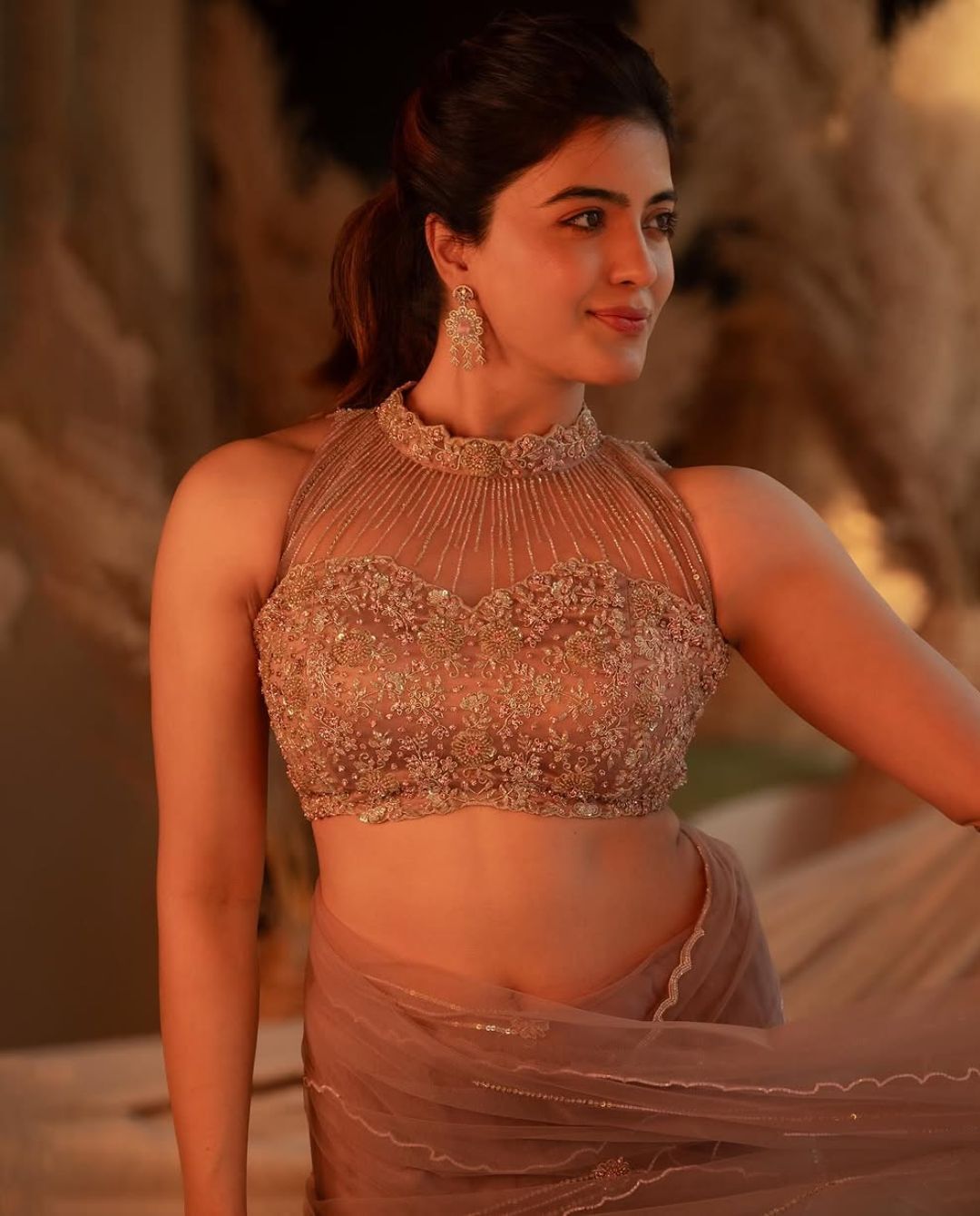 Amritha Aiyer: నాభి అందాలతో గిలిగింతలు పెడుతున్న హనుమాన్ బ్యూటీ..!