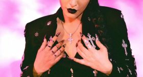 Shruti Haasan: కంటి చూపుతోనే కవ్విస్తున్న శృతి.. బ్లాక్ అవుట్ ఫిట్ లో గ్లామర్ షో..!