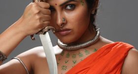 Divi Vadthya: కత్తిపట్టి కంటి చూపుతోనే చంపేస్తున్న బిగ్ బాస్ బ్యూటీ..!