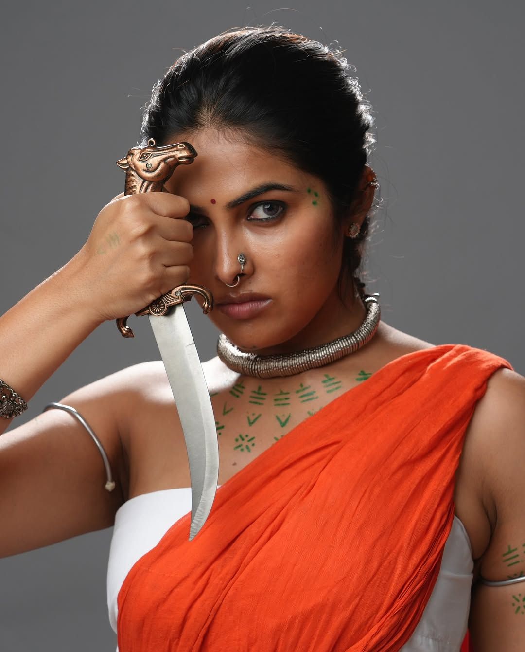 Divi Vadthya: కత్తిపట్టి కంటి చూపుతోనే చంపేస్తున్న బిగ్ బాస్ బ్యూటీ..!