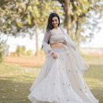 Deepika Pilli: పరికిణీలో చెమటలు పట్టిస్తున్న ప్రదీప్ హీరోయిన్.. హంస లాంటి ఫోజులతో..!