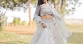Deepika Pilli: పరికిణీలో చెమటలు పట్టిస్తున్న ప్రదీప్ హీరోయిన్.. హంస లాంటి ఫోజులతో..!