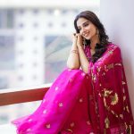 Meenakshi Chaudhary: పింక్ కలర్ చీరలో తీక్షనంగా ఆలోచిస్తున్న మీనాక్షి ..!