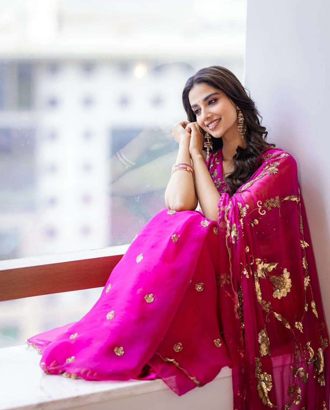 Meenakshi Chaudhary: పింక్ కలర్ చీరలో తీక్షనంగా ఆలోచిస్తున్న మీనాక్షి ..!