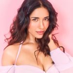 Ruhani Sharma: పింక్ డ్రెస్‌లో బార్బీలాగా మెరిసిపోతున్న రుహానీ.. అందాలన్నీ చూపిస్తూ రచ్చ..