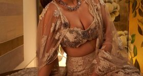 Kareen Kapoor Khan: అవుట్ స్టాండింగ్ లుక్ లో కరీనా.. అమ్మడి అందాలకు దాసోహం..!