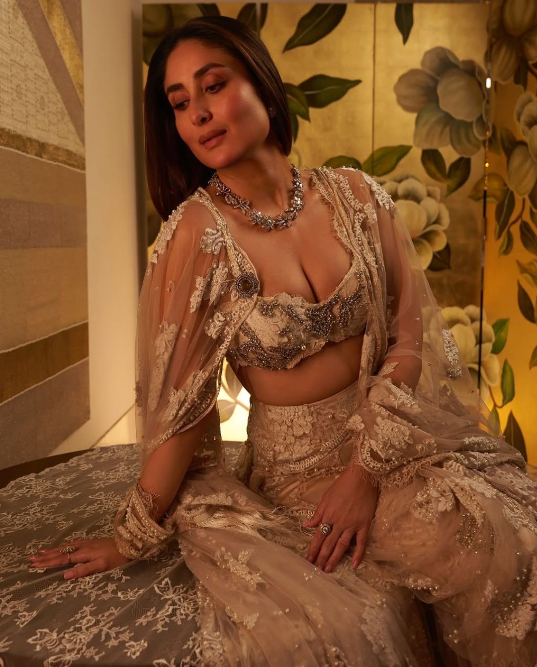 Kareen Kapoor Khan: అవుట్ స్టాండింగ్ లుక్ లో కరీనా.. అమ్మడి అందాలకు దాసోహం..!