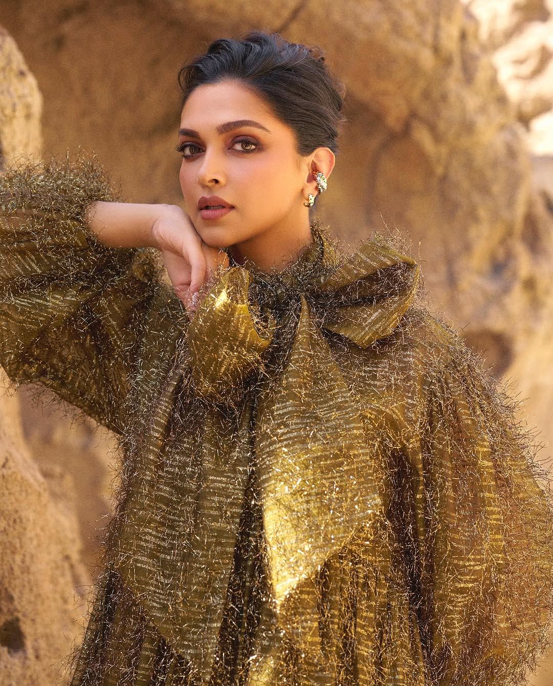 Deepika Padukone: ఎడారిలో దీపికా అందాలు… చమటలు పడుతాయ్‌రో..!
