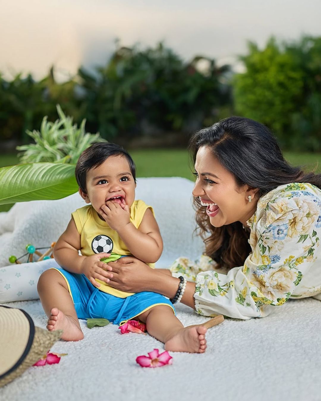 Amala Paul: కొడుకుతో కలిసి అమలా పాల్ అల్లరి.. ఎంత క్యూట్‌గా ఉన్నారో.!