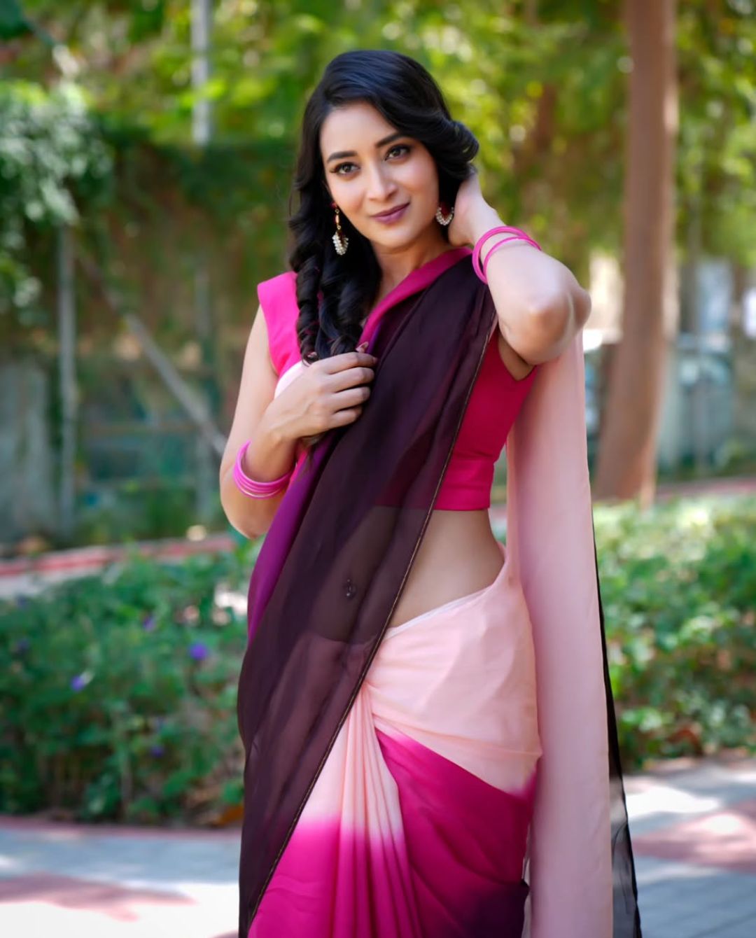Bhanu Sri: నాజూకు నడుము అందాలతో గిలిగింతలు పెడుతున్న భానూ..!