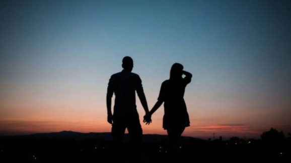 Bollywood: 22 ఏళ్ల అమ్మాయితో పెళ్లి.. 16 ఏళ్ల తర్వాత మరో అమ్మాయి మోజులో పడ్డ బాలీవుడ్ నటుడు..!