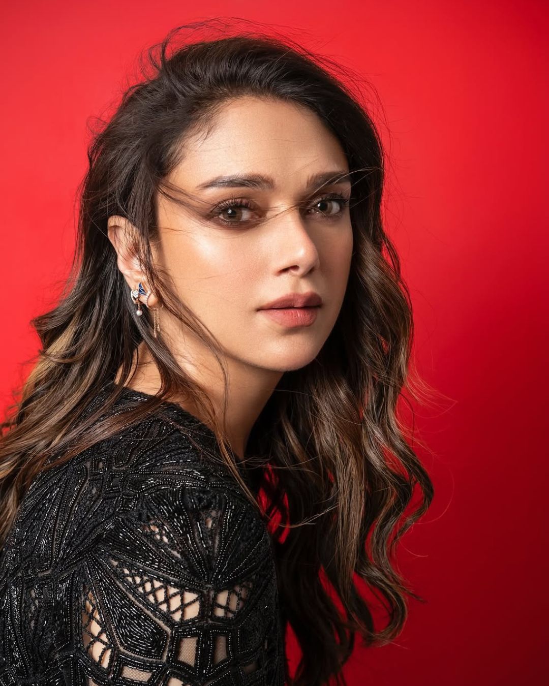 Aditi Rao Hydari :  అల్ట్రా స్టైలిష్ లుక్ లో అదితి అందాలు చూడతరమా.. కుర్రాళ్ళు ఫిదా..