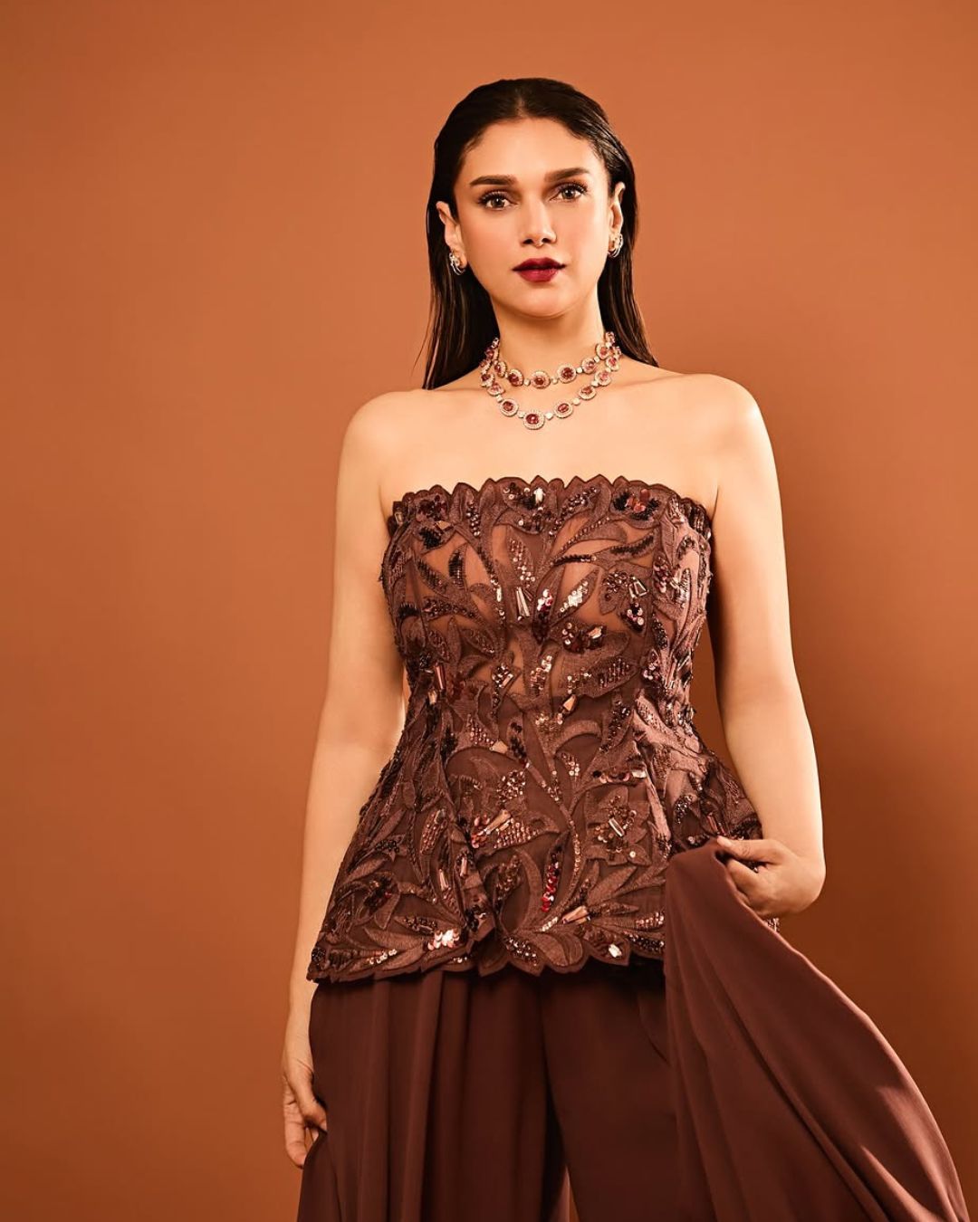 Aditi Rao Hydari : Aditi Rao Hydari : బ్లాక్ డ్రెస్సులో అదితి అందాలు చూడతరమా.. రెండుకళ్లు చాలట్లేదుగా.. . రెండుకళ్లు చాలట్లేదుగా..