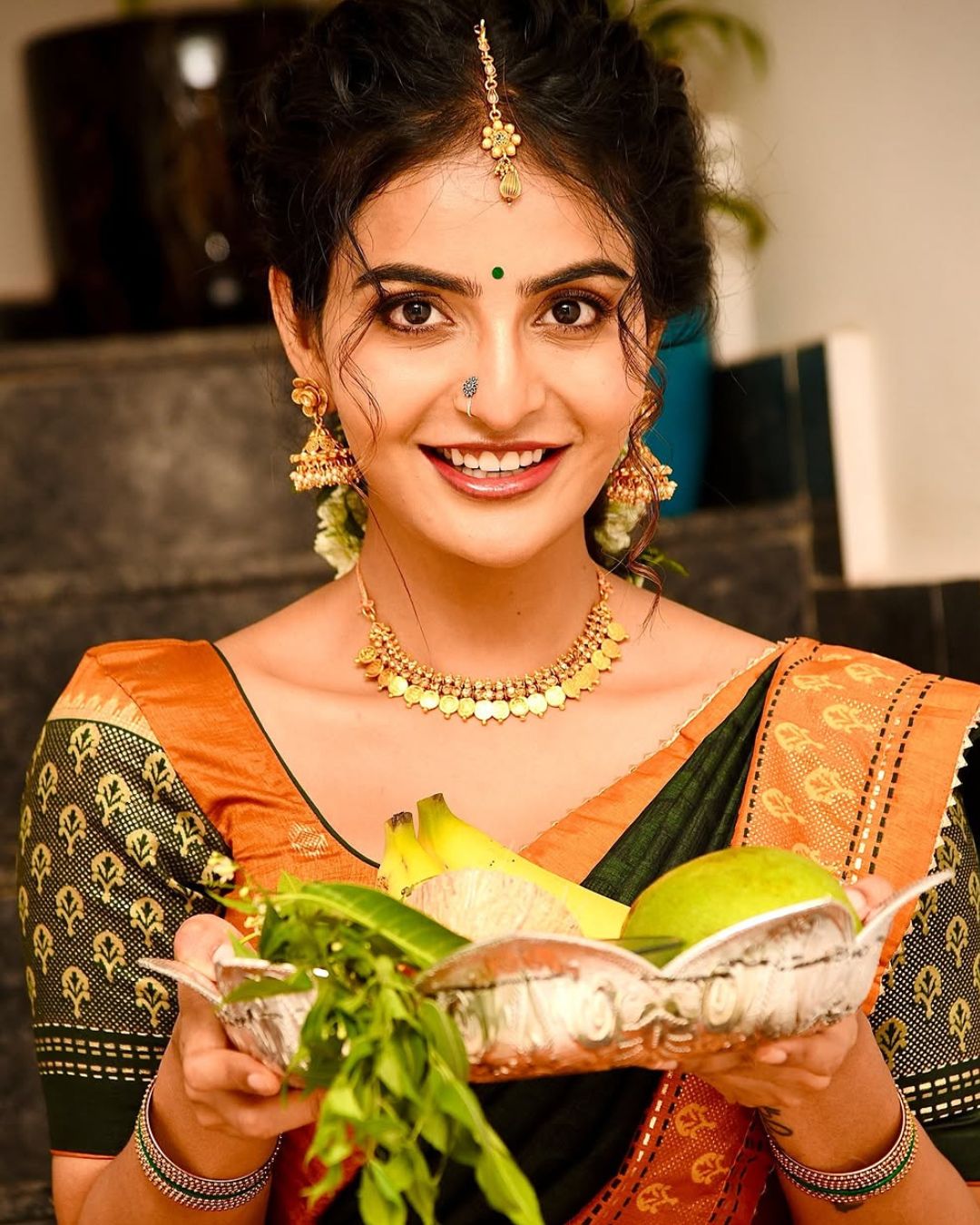 Ananya Nagalla : పండగపూట పట్టుచీరలో అనన్య నాగళ్ల క్యూట్ స్టిల్స్.. ఇంత అందంగా ఉంటే కష్టమే.