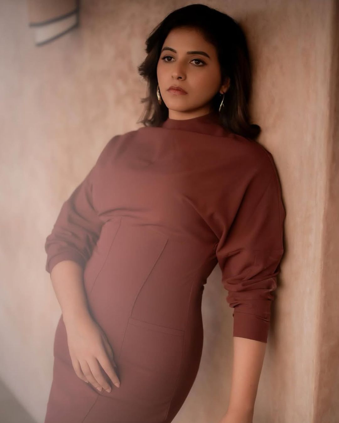 Anjali :  బ్రౌన్ కలర్ టైట్ డ్రెస్ లో అంజలి లేటెస్ట్ లుక్.. మైండ్ బ్లాకే..