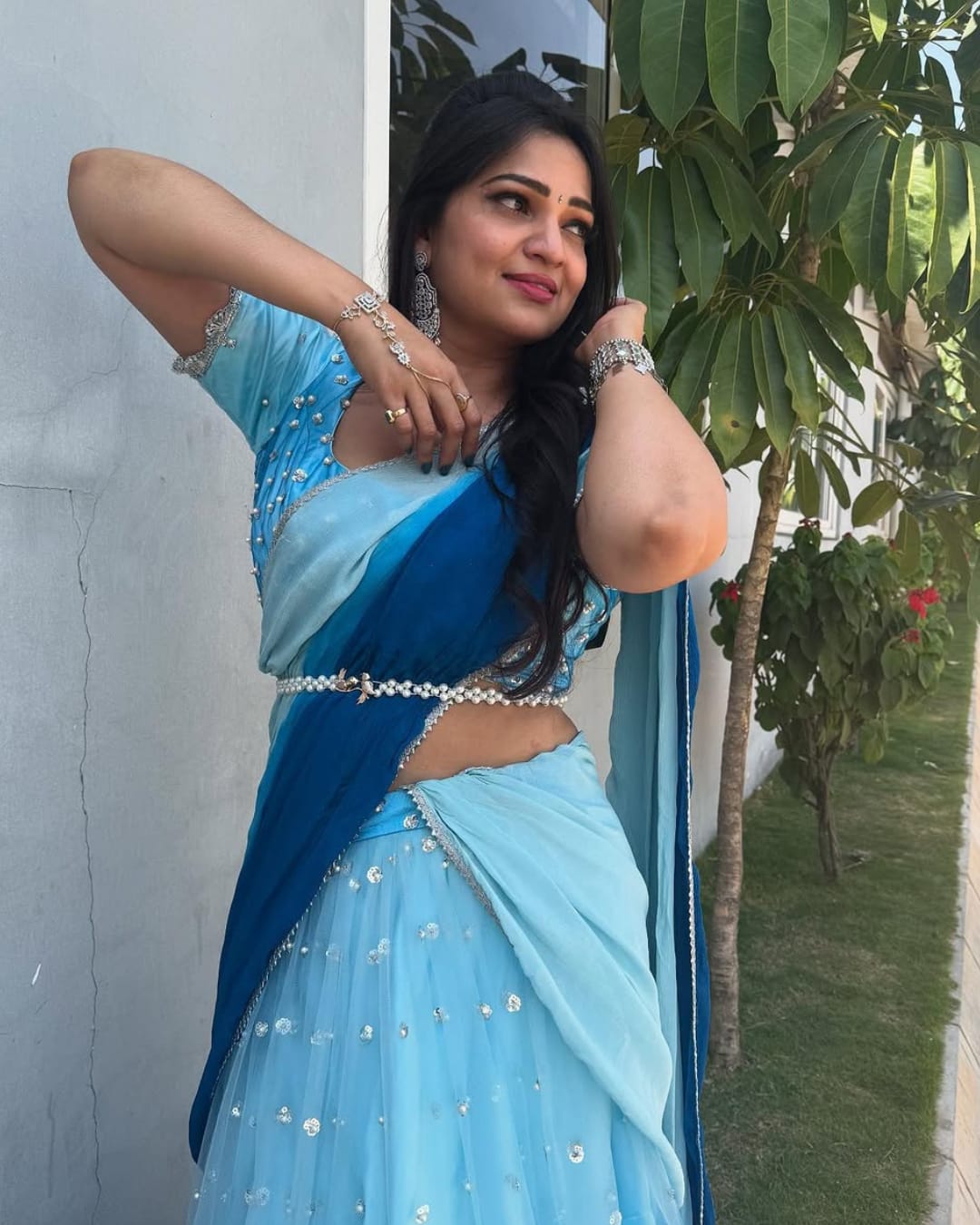 Ashwini Sree : లంగా హోణిలో మెరిసిపోతున్న బిగ్ బాస్ బ్యూటీ.. ఆఖరికి చెట్లతో కూడానా..