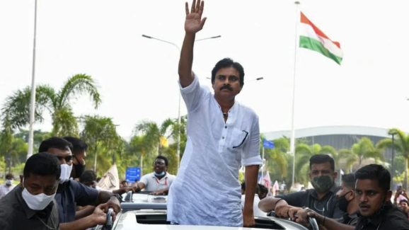 Pawan Kalyan : పవన్ కళ్యాణ్ కాన్వాయ్ కి యాక్సిడెంట్… గాయాలు కూడా…