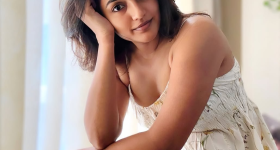 Eesha Rebba : క్యూట్ స్మైల్, కొంటె చూపులతో కప్పిస్తున్న ఈషా.. 