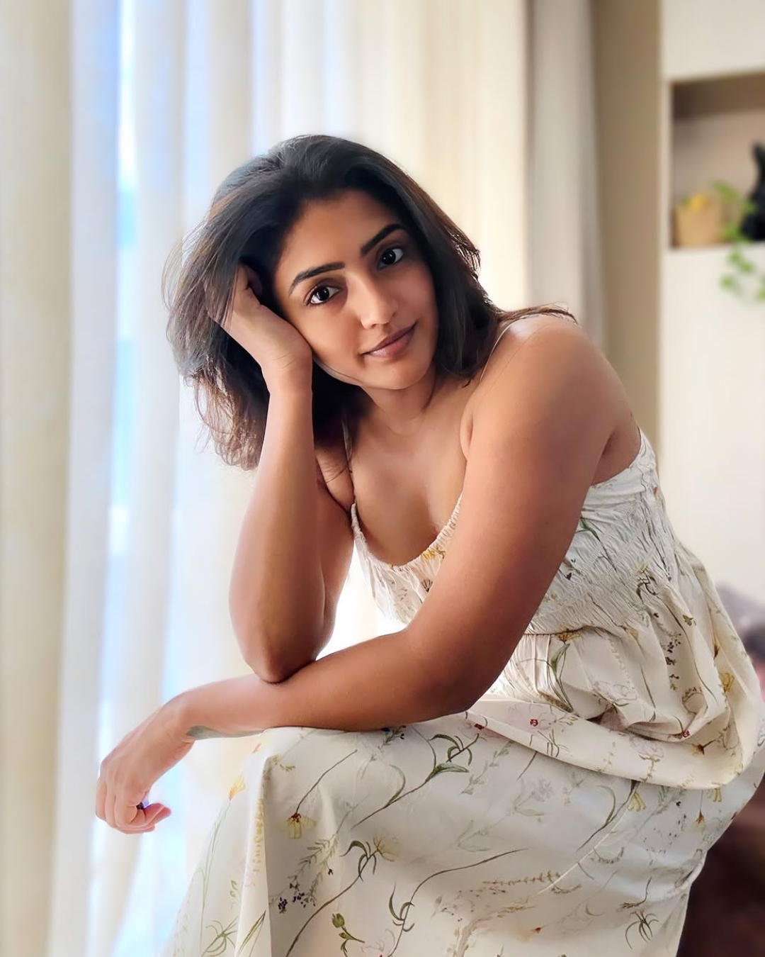Eesha Rebba : క్యూట్ స్మైల్, కొంటె చూపులతో కప్పిస్తున్న ఈషా.. 