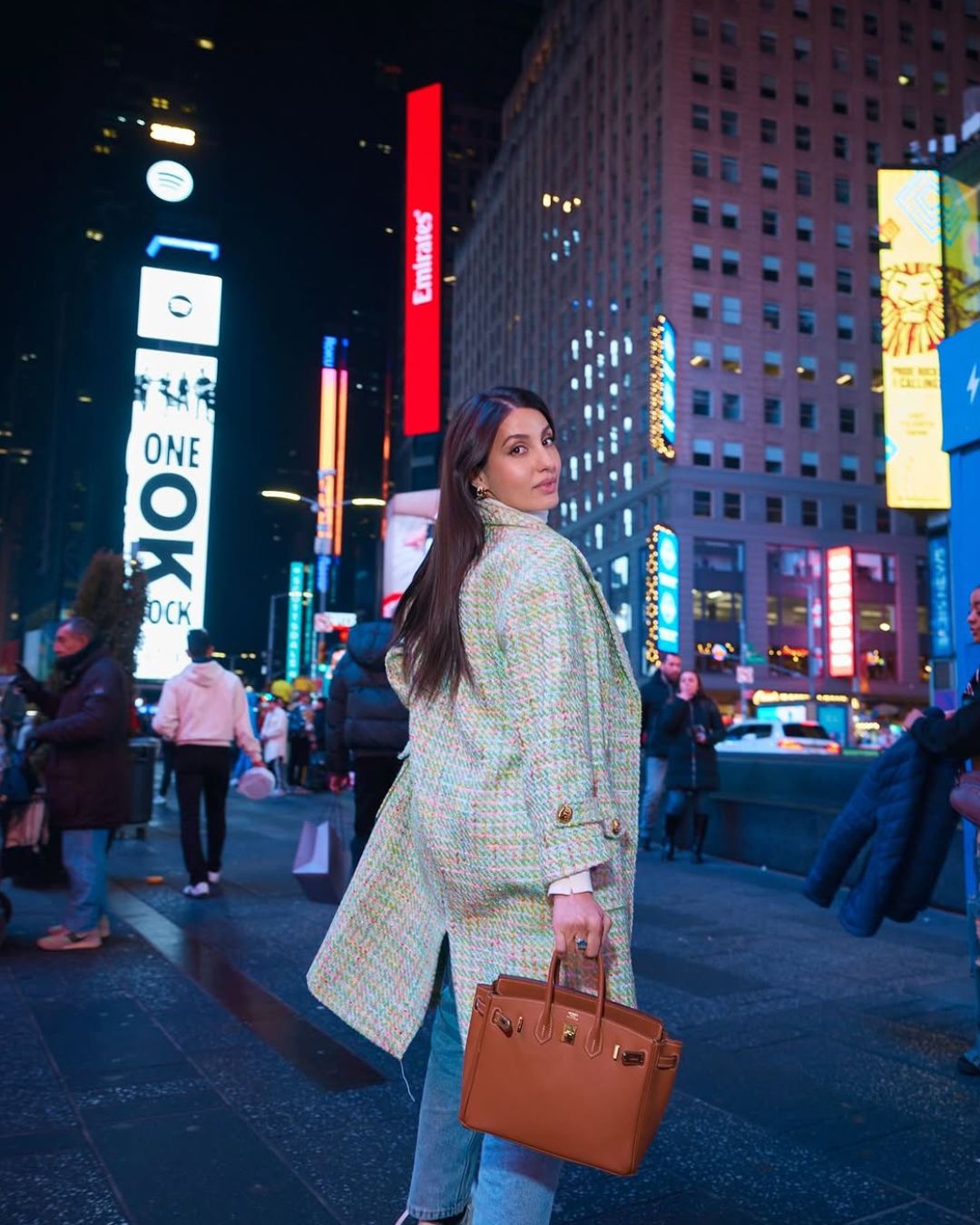 NoraFatehi : ఫారిన్ వీధుల్లో చిల్ అవుతున్న నోరా..