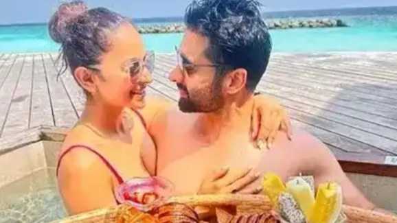 Rakul Preeth: రకుల్ రొమాంటిక్ పోజ్.. పబ్లిక్ లోనే అంతా.. ఛీ.. సిగ్గులేదా…?
