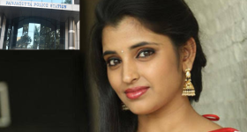 Anchor Shyamala : పోలీసు స్టేషన్ మెట్లు ఎక్కిన యాంకర్ శ్యామల... హైకోర్టుకి వెళ్లినా... తప్పలేదు