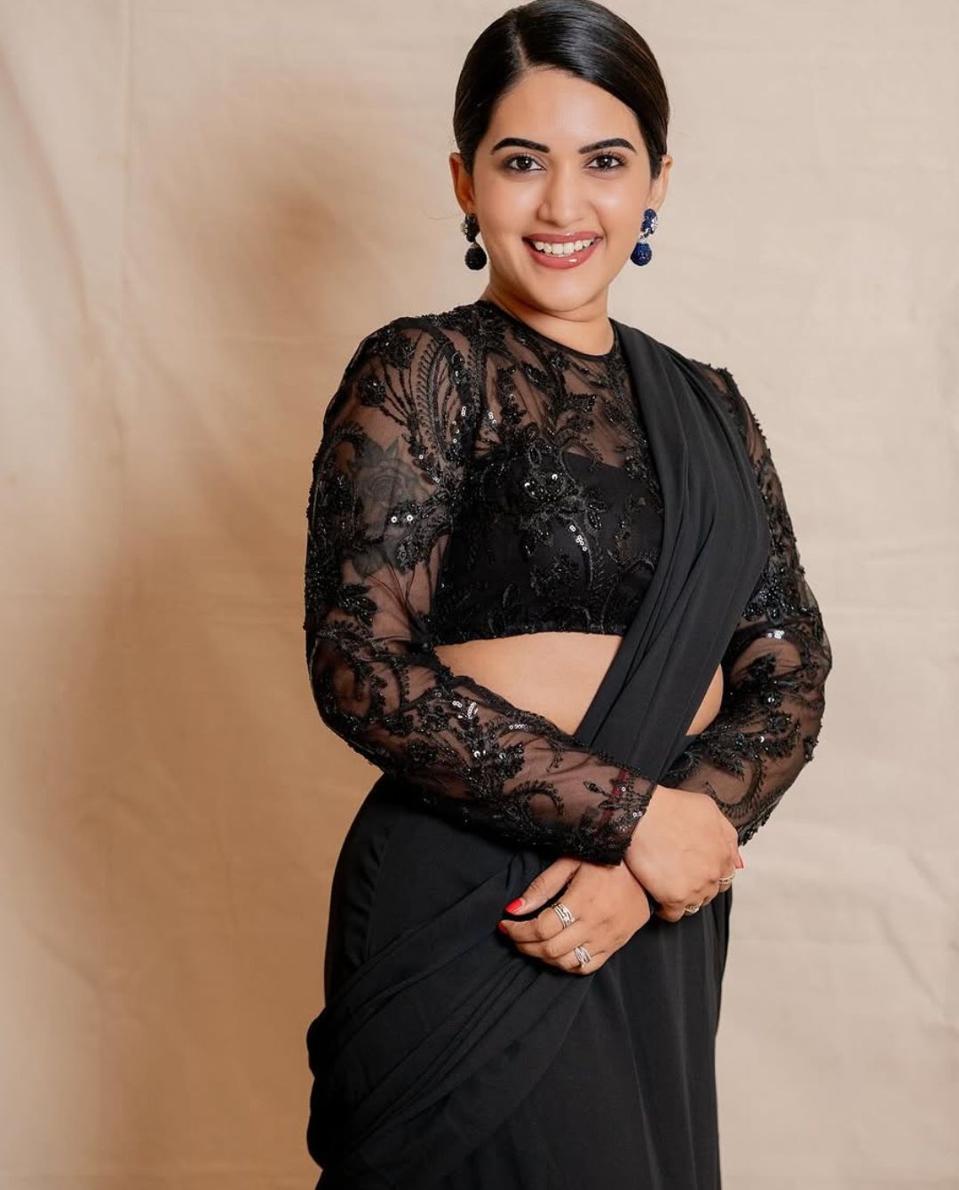 Sravanthi Chokarapu : బ్లాక్  శారీలో కేక పుట్టిస్తున్న స్రవంతి.. మతిపోగొడుతుంది..