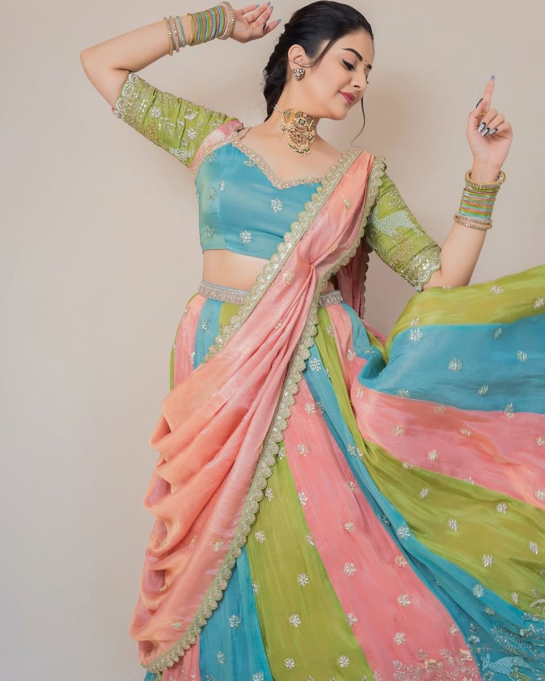 Sreemukhi : కలర్ ఫుల్ లంగా హోణిలో మెరిసిపోతున్న శ్రీముఖి.. ఎంత అందంగా ఉందో..