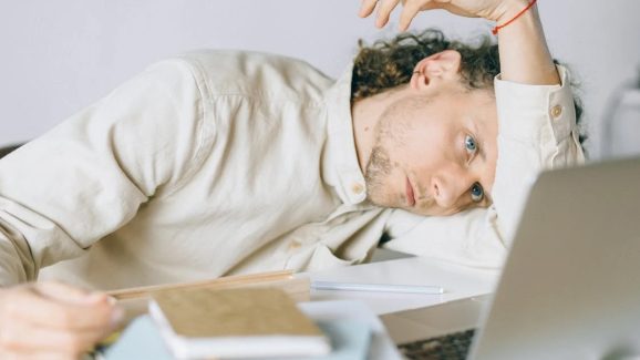 Imposter Syndrome: చిన్న విషయానికి కూడా చాలా బాధ పడిపోతున్నారా..? ఇంపోస్టర్ సిండ్రోమ్ కావొచ్చు