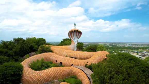 Snake Shaped Temple: పాము ఆకారంలో గుడి..! పడగలపై తాండవం చేస్తున్న కృష్ణయ్య..