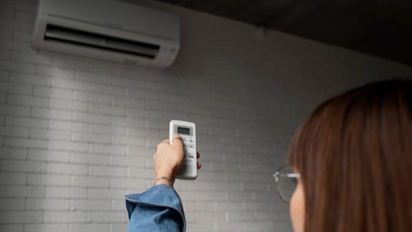 AC in Summer: వేసవిలో ఏసీని ఎంత టెంపరేచర్‌కు పెట్టాలి? 18°C పెట్టకూడదా?