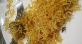 Cockroach in Biryani: బిర్యానీలో బొద్దింక.. ప్రశ్నిస్తే దబాయించిన సిబ్బంది