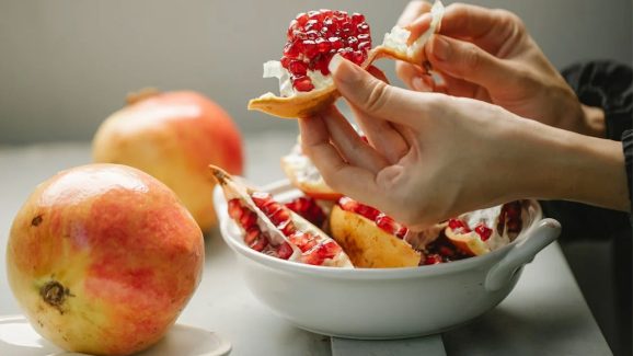 Pomegranate: దానిమ్మ కాయలు ఇలా ఉంటే తియ్యగా ఉంటాయి.. కొనేటప్పుడు ఇవి గమనించండి
