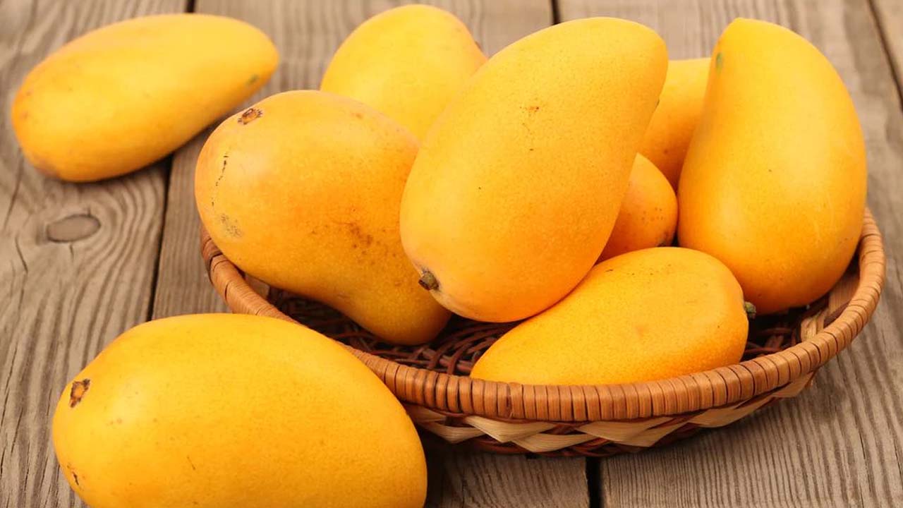 Chemicals in Mangoes: మామిడి పండ్లు కొంటున్నారా..? కెమికల్స్ కలిపిన వాటిని గుర్తుపట్టండిలా..!
