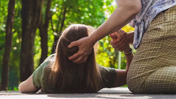 Heat stroke: వారికి హీట్ స్ట్రోక్ వచ్చే ఛాన్సెస్ ఎక్కువ.. తీసుకోవాల్సిన జాగ్రత్తలు ఏంటంటే..?