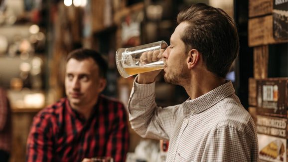 Drinking Alcohol: నిలబడి నీళ్లే కాదు.. మందు తాగినా ప్రమాదమే..!