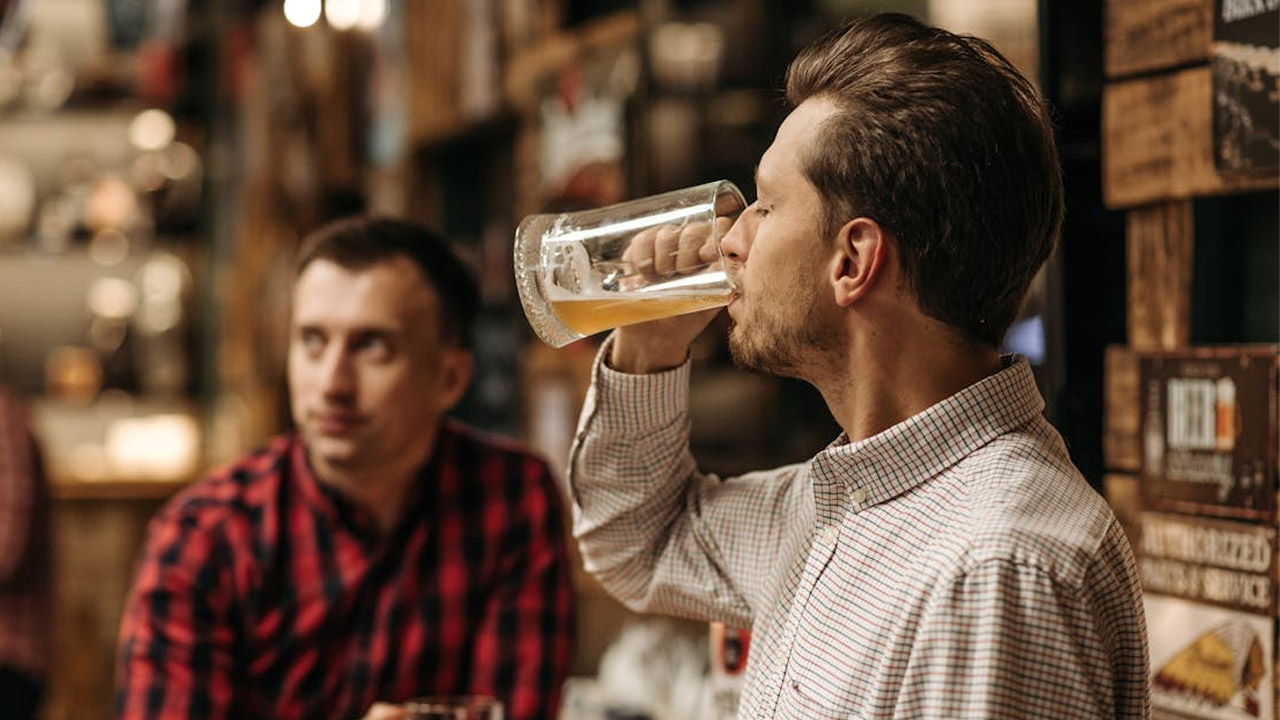 Drinking Alcohol: నిలబడి నీళ్లే కాదు.. మందు తాగినా ప్రమాదమే..!