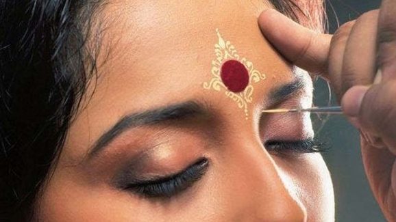 Bindi-Headache: బొట్టు పెట్టుకోకుంటే తలనొప్పిగా అనిపిస్తుందా? ఎందుకో తెలుసుకోండి