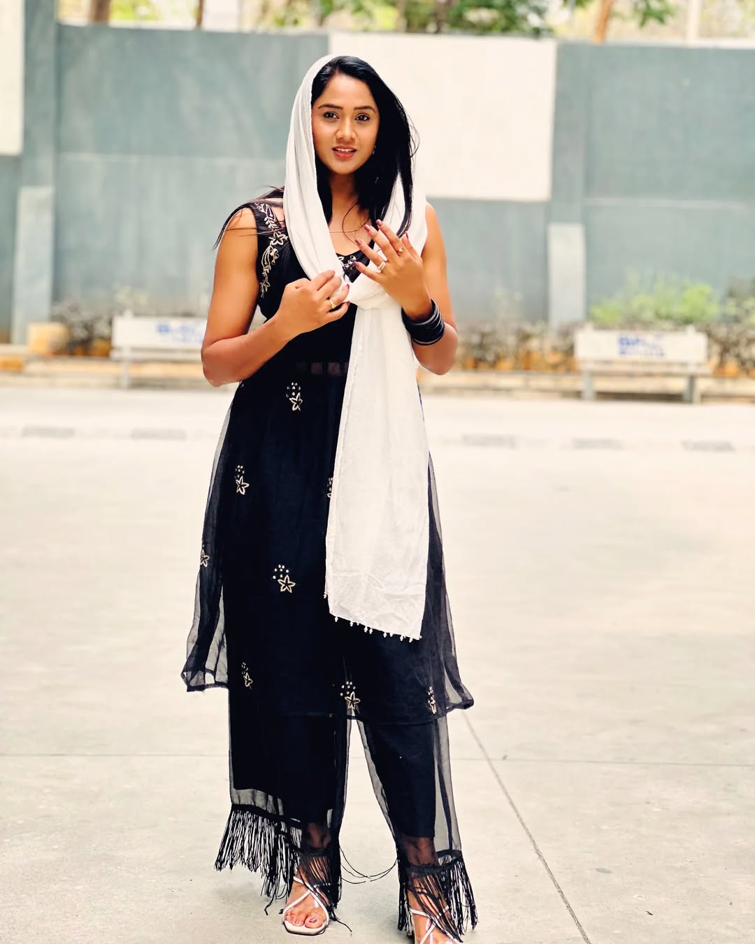 Keerthibhat: అందాలతో చంపేస్తున్న బిగ్ బాస్ బ్యూటీ.. యువత దాసోహం..!