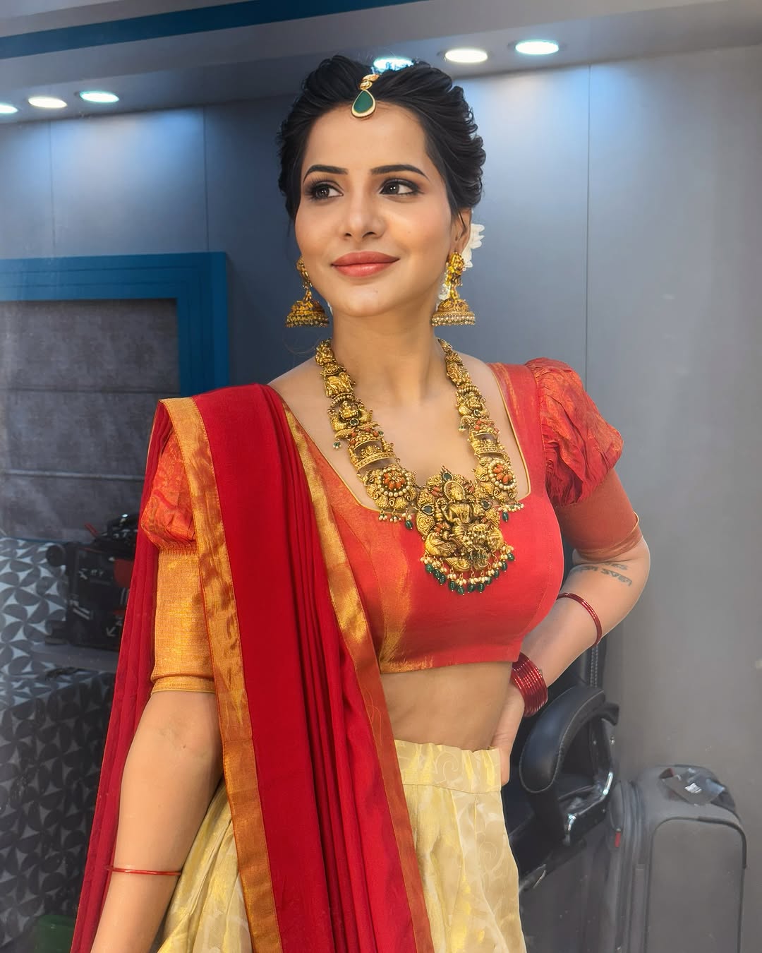 Actress Ashu Reddy Photo Gallery