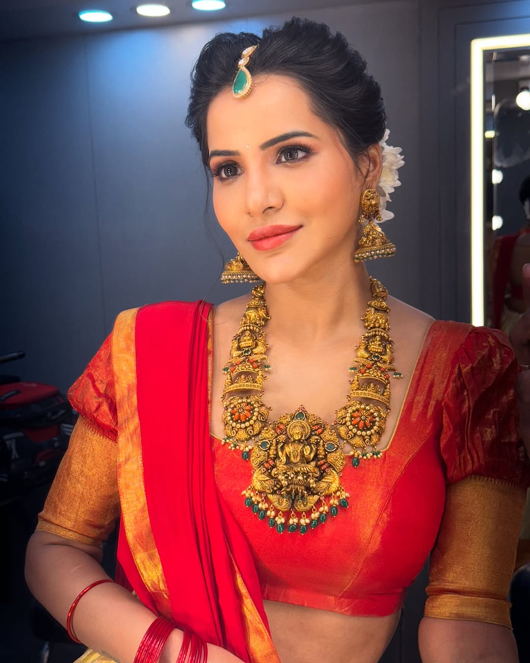 Actress Ashu Reddy Photo Gallery