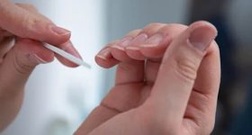 Nail care: చేతి గోళ్లు బలహీన పడి విరిగి పోతున్నాయా..? ఆరోగ్యంగా పెరగాలంటే ఇలా చేయండి