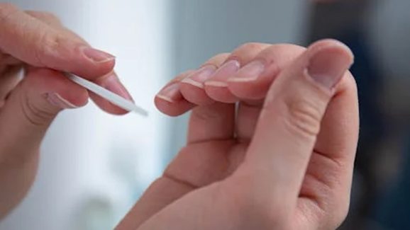 Nail care: చేతి గోళ్లు బలహీన పడి విరిగి పోతున్నాయా..? ఆరోగ్యంగా పెరగాలంటే ఇలా చేయండి