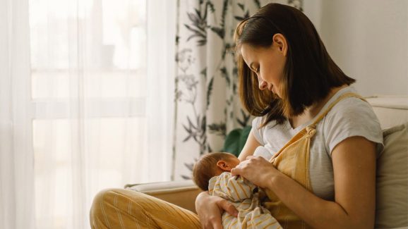 Breast Milk: మాడ్రన్ మమ్మీలు.. తల్లి పాలు బిడ్డకు ఎంత మేలు చేస్తాయో తెలుసా..?
