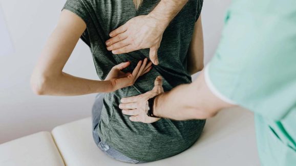 Back Pain: ఎక్కువసేపు కూర్చోకపోయినా వెన్నునొప్పి వస్తోందా? కారణం అదే  కావొచ్చు..!