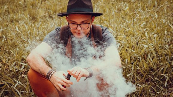 Vaping: సిగరెట్ల కన్నా వేపింగ్ ప్రమాదకరమా..? వీటికి బానిసలుగా మారితే అంతేనా..?